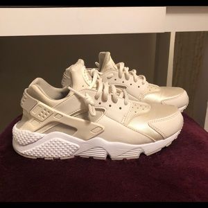 SOLD Women’s Nike Huaraches white/ivory women’s